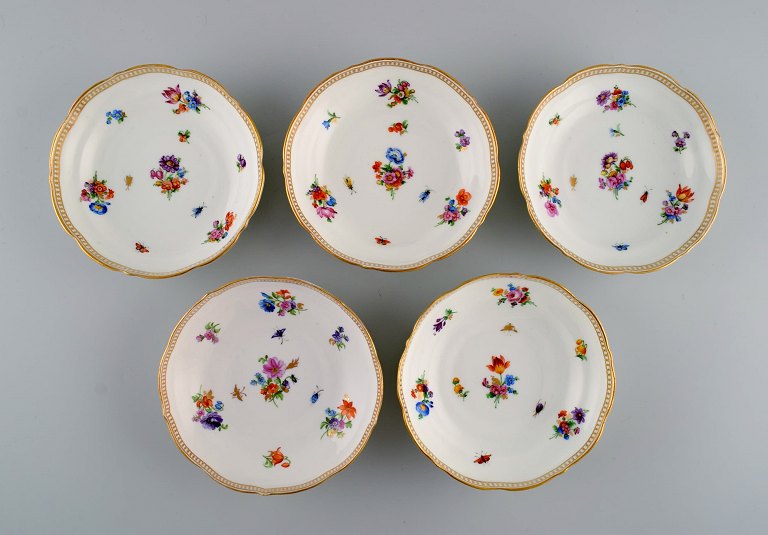 Fem små antikke Meissen skåle med håndmalet gulddekoration, blomster og 
insekter. 1800-tallet.
