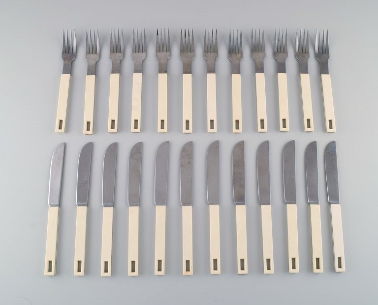 Signe Persson-Melin for Boda. Dinner cutlery for 12 people in cream-colored 
plastic and stainless steel. Boda Buffe. Sweden, 1960s.
