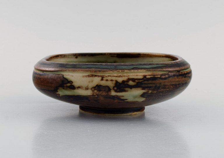 Bode Willumsen (1895-1987) for Royal Copenhagen. Bowl on foot in glazed 
ceramics. Beautiful sung glaze. 1960