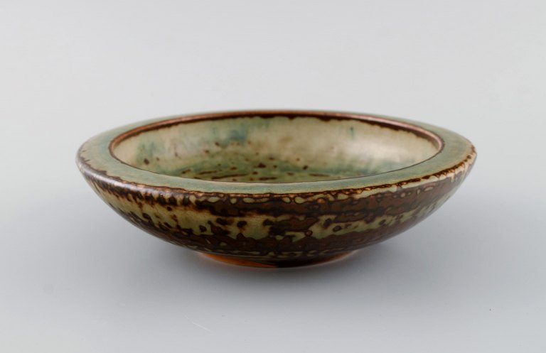Kresten Bloch for Royal Copenhagen. Bowl in glazed ceramics. Beautiful sung 
glaze. Mid-20th century.
