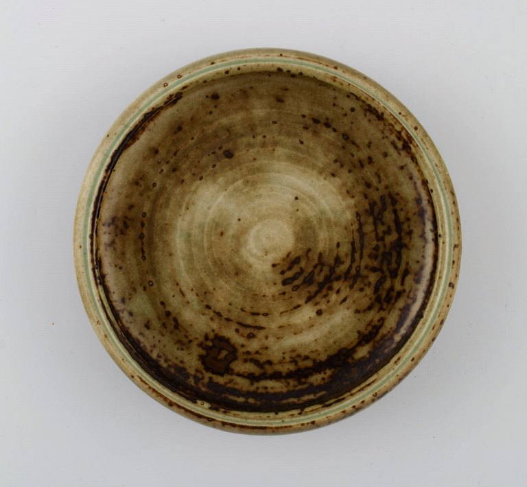 Carl Halier for Royal Copenhagen. Round dish / bowl in glazed ceramics. 
Beautiful sung glaze. 1970s.
