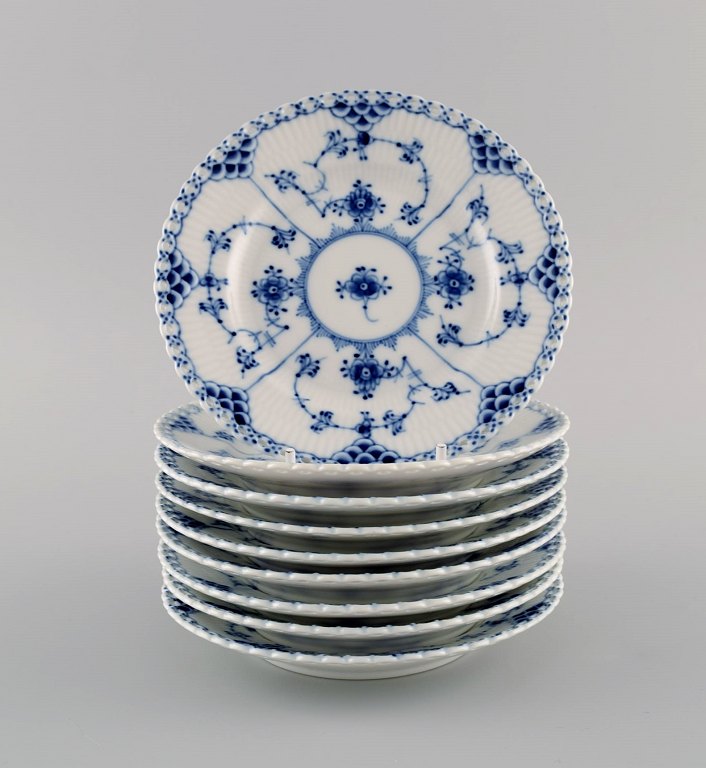 9 Royal Copenhagen Musselmalet Helblonde tallerkener i porcelæn. Modelnummer 
1/1088.
