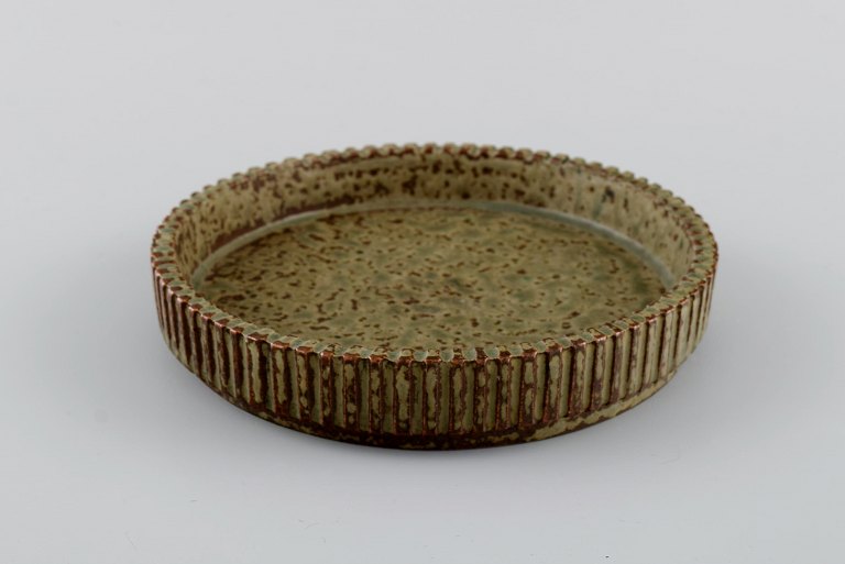 Arne Bang (1901-1983), Denmark. Low bowl with fluted edge in glazed ceramics. 
Beautiful speckled glaze in light earth shades. Mid-20th century.
