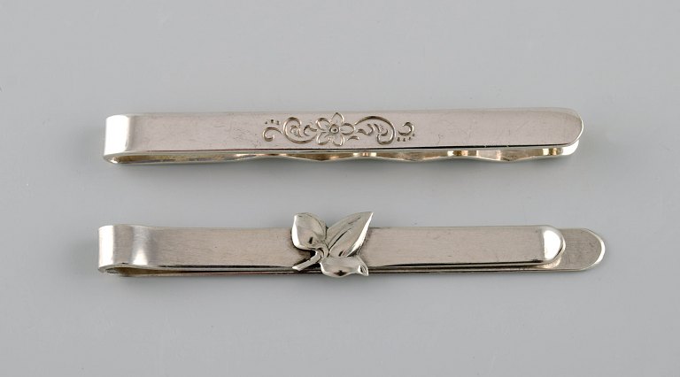 To slipsenåle i sølv (830) med blomster og bladværk. Danmark, 1940