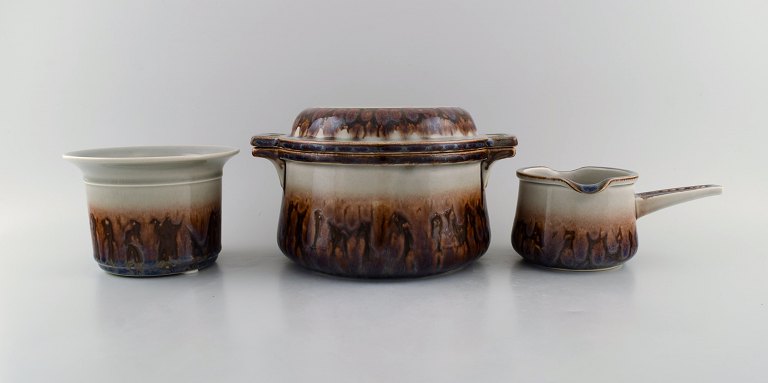 Bing & Grøndahl Mexico dinner service. Lidded bowl, jug and bowl in glazed 
stoneware. Danish design, 1970s / 80s.
