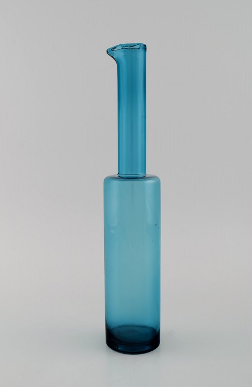 Nanny Still (1926-2009) for Riihimäen Lasi. Vase / flaske i blåt mundblæst 
kunstglas. Finsk design, 1960