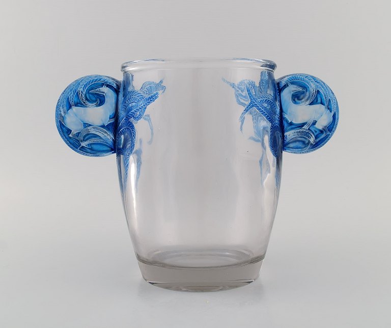 René Lalique (1860-1945), Frankrig. Sjælden "Yvelines" vase i klart og blåt 
mundblæst kunstglas. Hanke modeleret med hjorte og bladværk. Museumskvalitet, 
1920/30