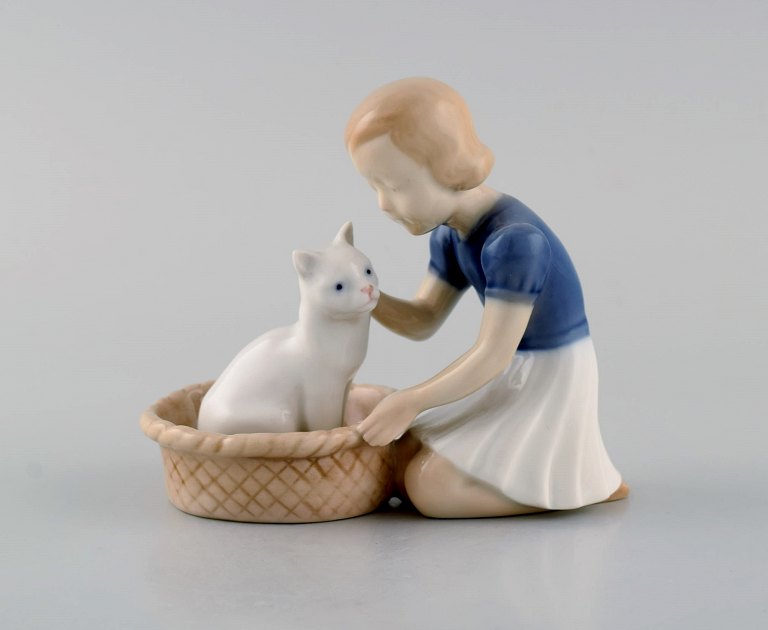 Claire Weiss for Bing & Grøndahl. Porcelænsfigur. Pige med kat. Modelnummer 
2249. Tidligt 1900-tallet.
