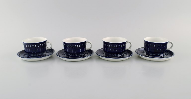 Ulla Procope for Arabia. Four Valencia teacups with saucers in hand-painted 
porcelain. 1960s.
