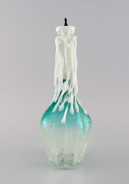 Sjælden Murano karaffel i mundblæst kunstglas formet som stearinlys i flaske. 
Italiensk design, 1960/70