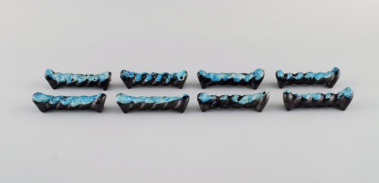 Fransk keramiker. Otte knivblokke i glaseret stentøj. Smuk glasur i azurblå 
nuancer. Unika keramik af høj kvalitet. Midt 1900-tallet. 
