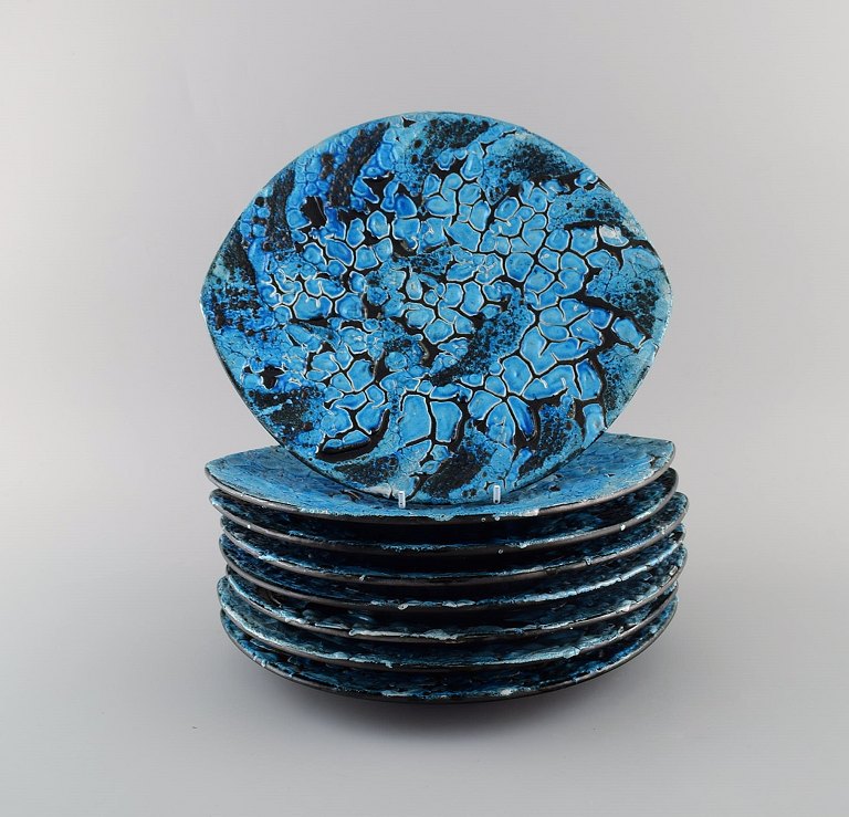 French ceramist. Eight dinner plates in glazed stoneware. Beautiful glaze in 
azure shades. Unique, high-quality ceramics. Mid-20th century.
