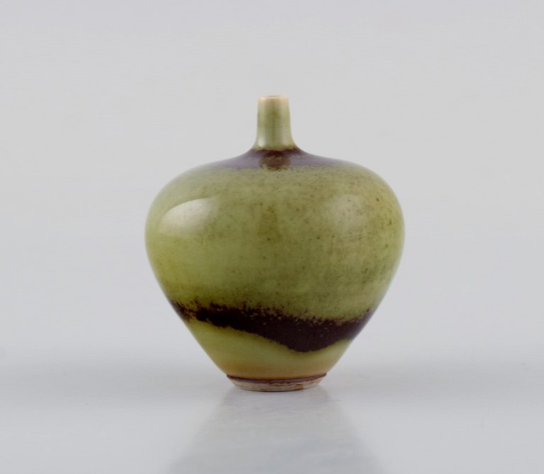 Berndt Friberg (1899-1981) for Gustavsberg Studiohand. Miniature vase i glaseret 
keramik. 1960/70