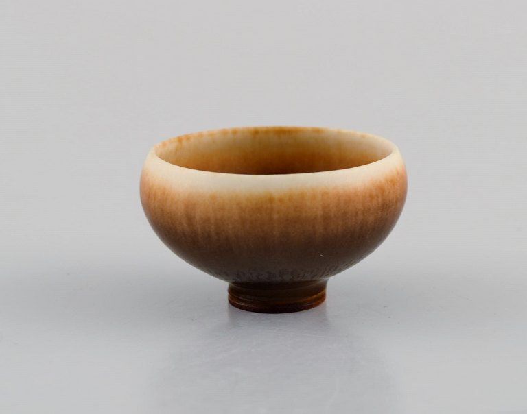 Berndt Friberg (1899-1981) for Gustavsberg Studiohand. Miniature bowl in glazed 
ceramics. Beautiful glaze in light brown shades. 1960s / 70s.
