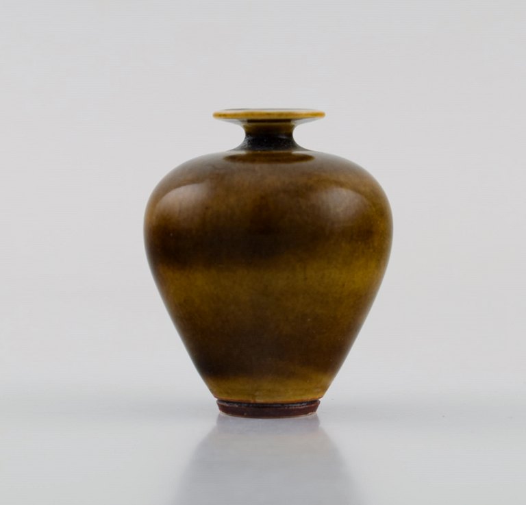 Berndt Friberg (1899-1981) for Gustavsberg Studiohand. Miniature vase i glaseret 
keramik. Smuk glasur i lyse jord nuancer. Dateret 1971.
