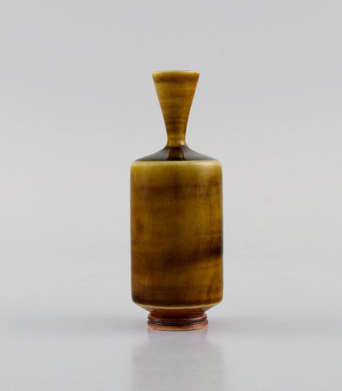 Berndt Friberg (1899-1981) for Gustavsberg Studiohand. Miniature vase i glaseret 
keramik. Dateret 1971.
