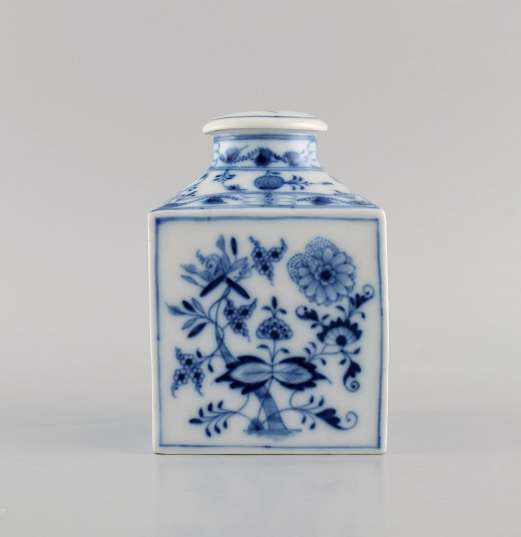 Antique Stadt Meissen Blue Onion tea caddy in hand-painted porcelain. Early 20th 
century.
