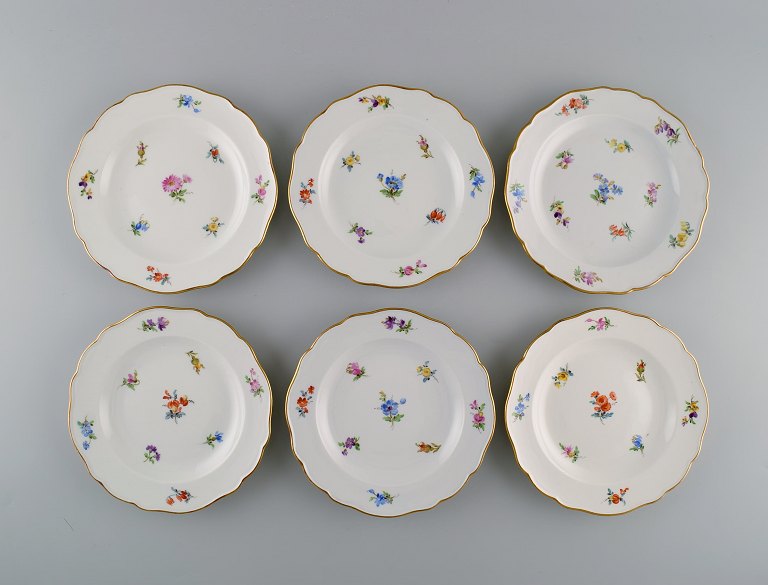 Seks antikke Meissen porcelænstallerkener med håndmalede blomster og guldkant. 
Sent 1800-tallet.
