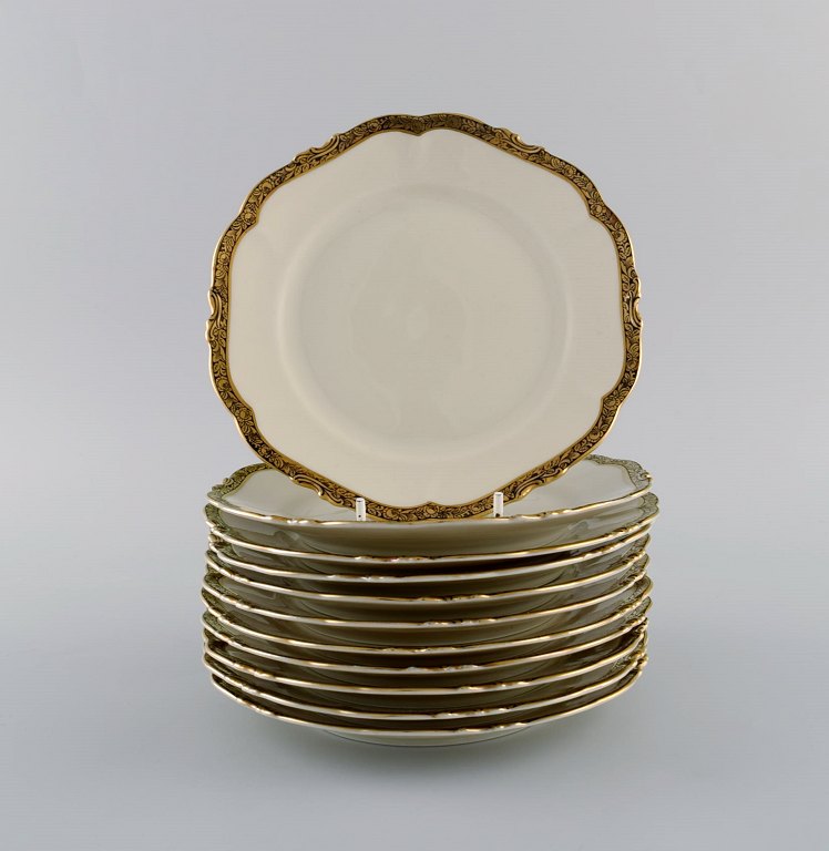 KPM, Berlin. 11 Royal Ivory kagetallerkener i cremefarvet porcelæn med 
gulddekoration. 1920