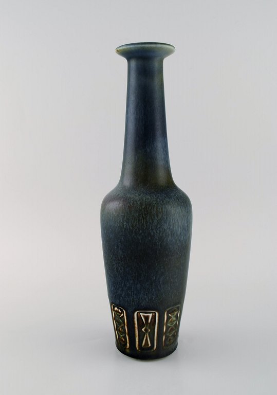 Gunnar Nylund (1904-1997) for Rörstrand. Bottle-shaped vase in glazed ceramics. 
Beautiful glaze in shades of blue. Leaves and geometric patterns in relief. 
Mid-20th century.
