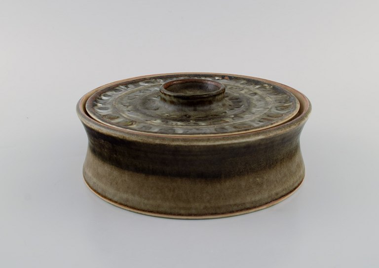Carl Harry Stålhane (1920-1990) for Rörstrand. Lidded bowl in glazed ceramics. 
Beautiful glaze in light soil shades. Dated 1961.
