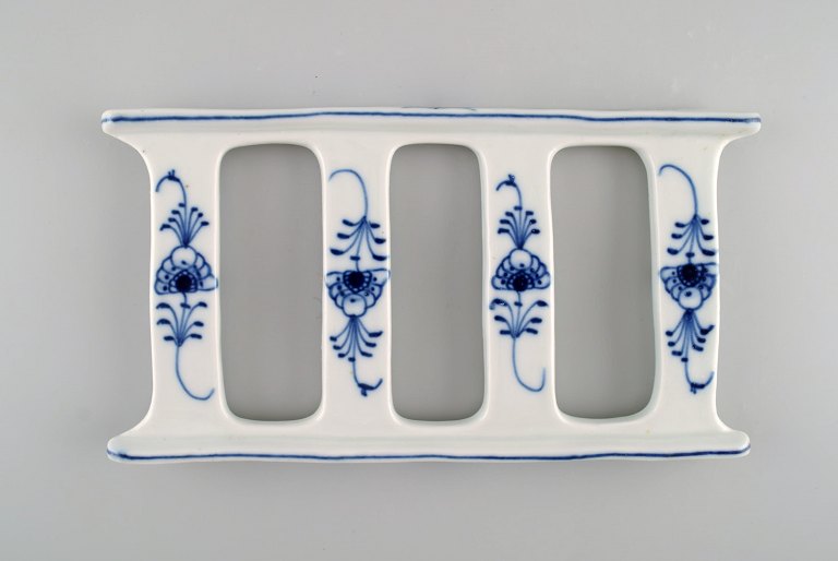 Presumably Meissen Blue Onion trivet in hand-painted porcelain. Approx. 1900
