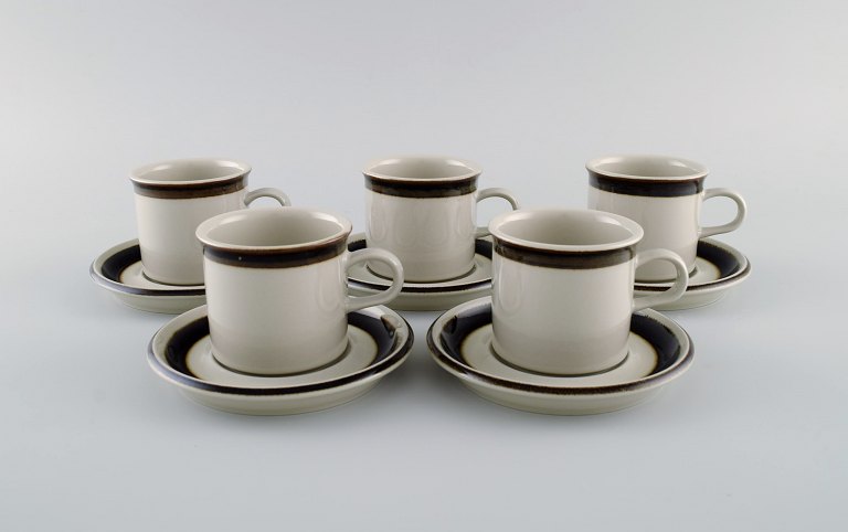 Anja Jaatinen-Winqvist for Arabia. Five Karelia coffee cups with saucers in 
glazed stoneware. 1970s.
