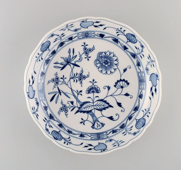 Round Meissen Blue Onion serving dish / bowl in hand-painted porcelain. Approx. 
1900.
