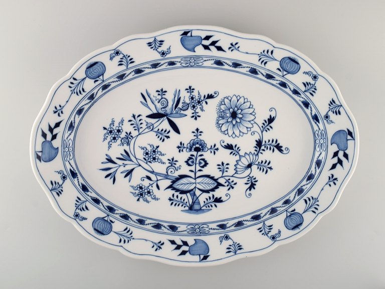 Meget stort Meissen Løgmønstret serveringsfad i håndmalet porcelæn. Ca. 1900.
