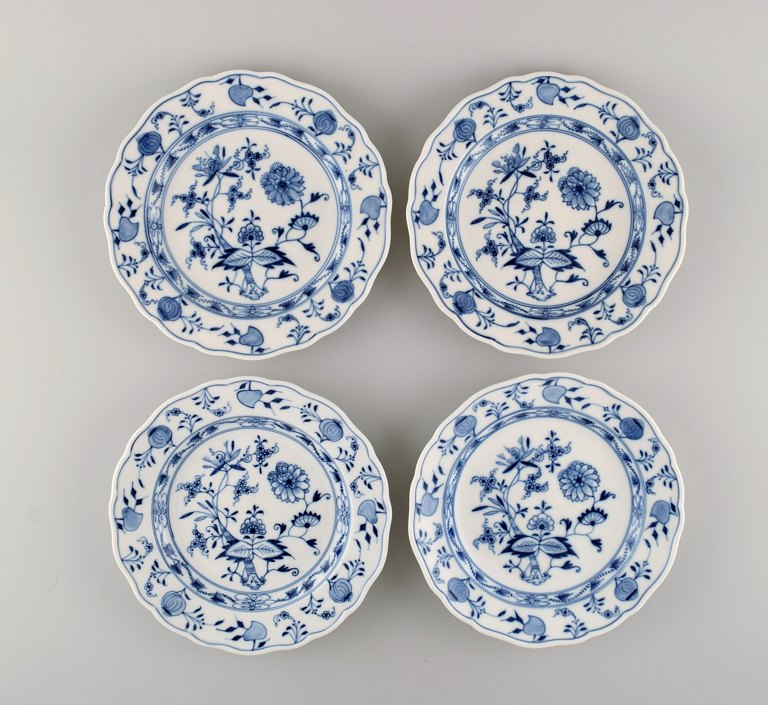 Fire antikke Meissen Løgmønstret frokosttallerkener i håndmalet porcelæn. Ca. 
1900.
