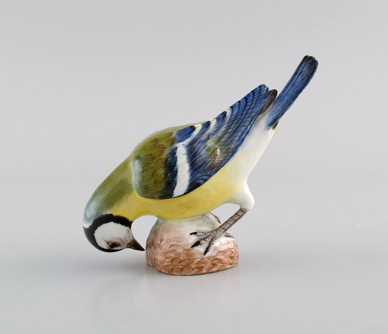 Meissen, Tyskland. Antik håndmalet porcelænsfigur. Fugl. Sent 1800-tallet.
