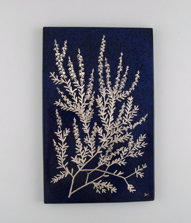 Heinz Erret (1920-2003) for Gustavsberg. Wall plaque in glazed ceramics with 
silver inlay in the form of heather. 1970s.

