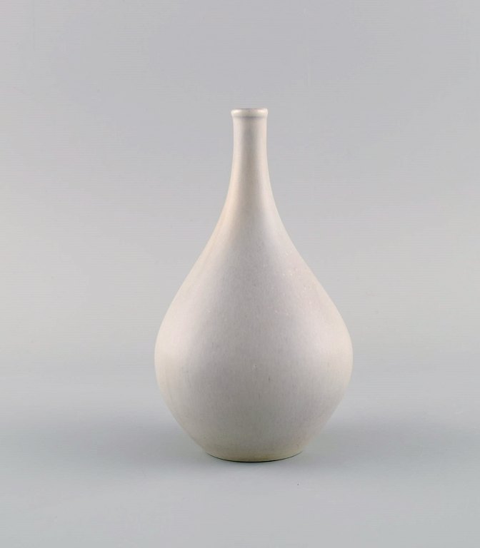 Stig Lindberg (1916-1982) for Gustavsberg. Vase i glaseret keramik. Smuk sart 
æggeskalsglasur. Svensk design, midt 1900-tallet.
