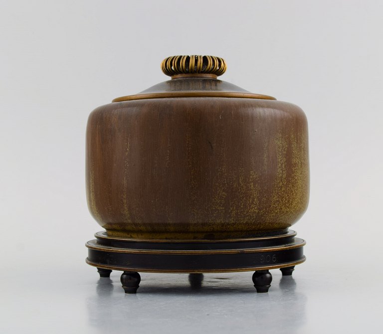 Arne Bang (1901-1983), Denmark. Vase in glazed stoneware with bronze lid and 
stand. Beautiful glaze in light soil shades. Model number 29. Mid 20th century.

