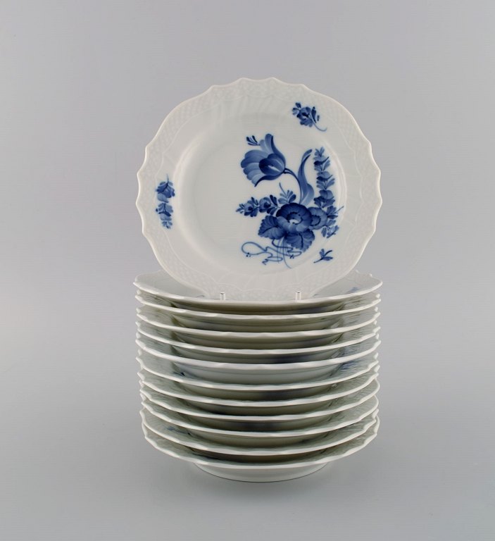 Tolv Royal Copenhagen Blå Blomst Svejfet tallerkener. 1960