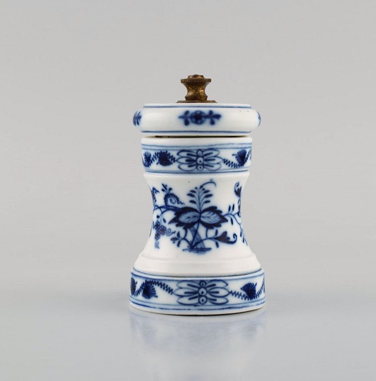 Sjælden Meissen Løgmønstret peberkværn i håndmalet porcelæn. Ca. 1900.
