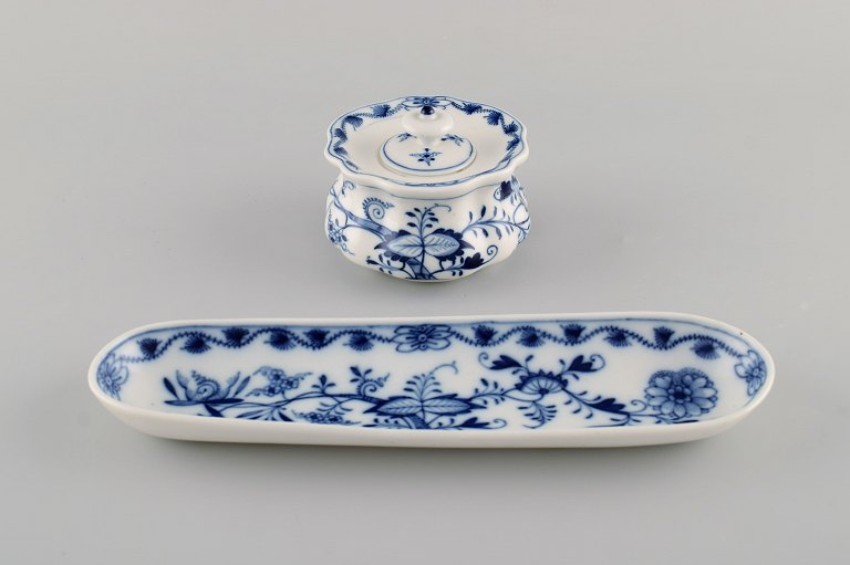 Meissen Blue Onion inkwell and pen tray in hand-painted porcelain. Approx. 1900.
