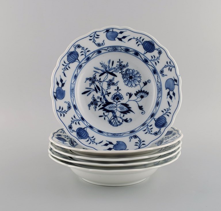 Five Meissen Blue Onion deep plates in hand-painted porcelain. Early 20th 
century.
