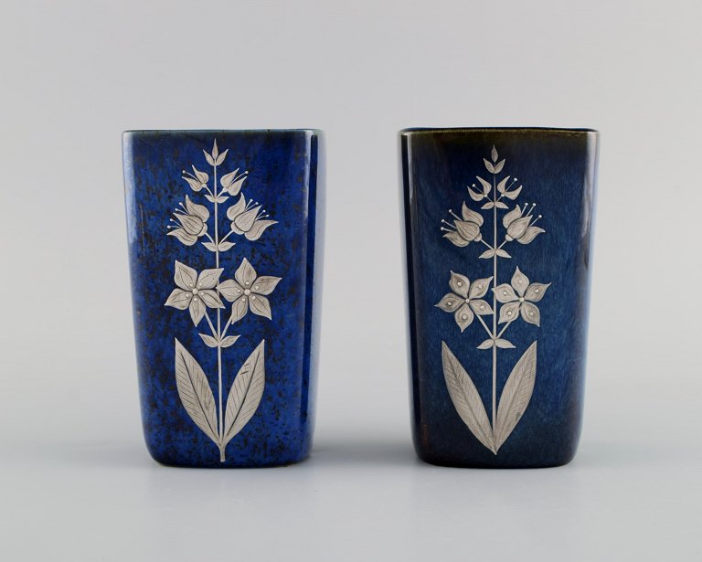 Sven Jonson (1919-1989) Gustavsberg. Two Lagun vases in glazed stoneware with 
silver inlays in the form of flowers. Beautiful glaze in shades of blue. 1970s.

