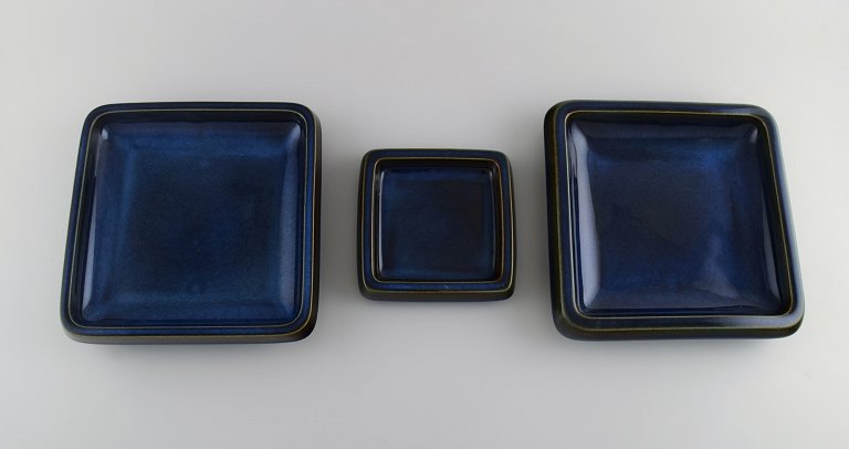 Sven Jonson (1919-1989) for Gustavsberg. Three Lagun dishes in glazed stoneware. 
Beautiful glaze in shades of blue. 1970s.
