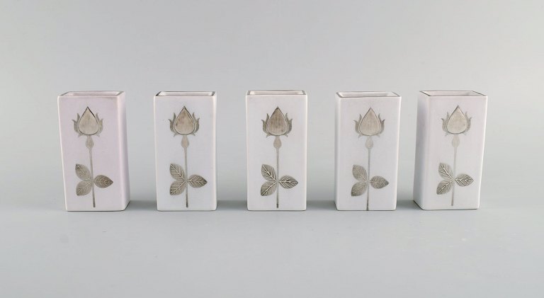 Sven Jonson (1919-1989) for Gustavsberg. Fem små Lagun vaser i glaseret stentøj 
med sølvindlæg i form af blomster. Midt 1900-tallet.
