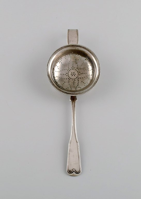 Dansk sølvsmed. Antik tesi i tretårnet sølv. Dateret 1852.

