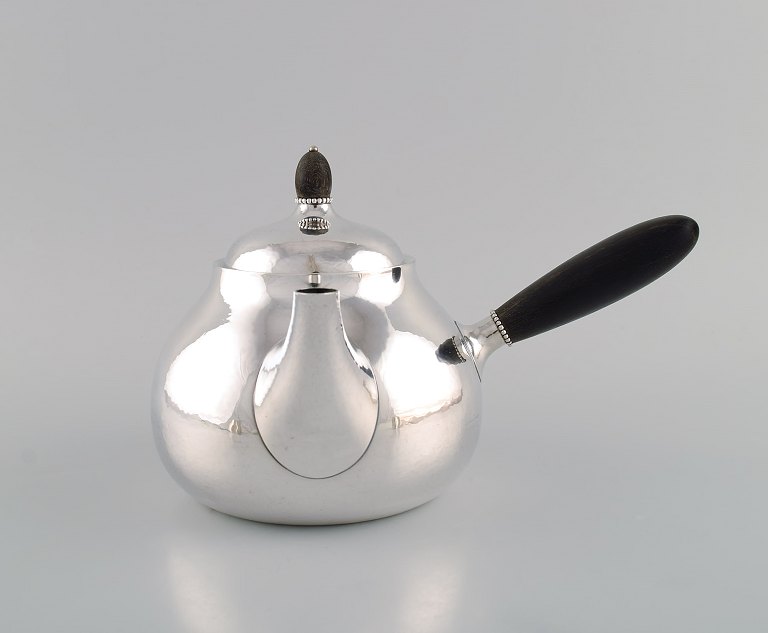 Georg Jensen art nouveau tekande i sterlingsølv med skaft og knop i ibenholt. 
Modelnummer 80C. Designet i 1915.
