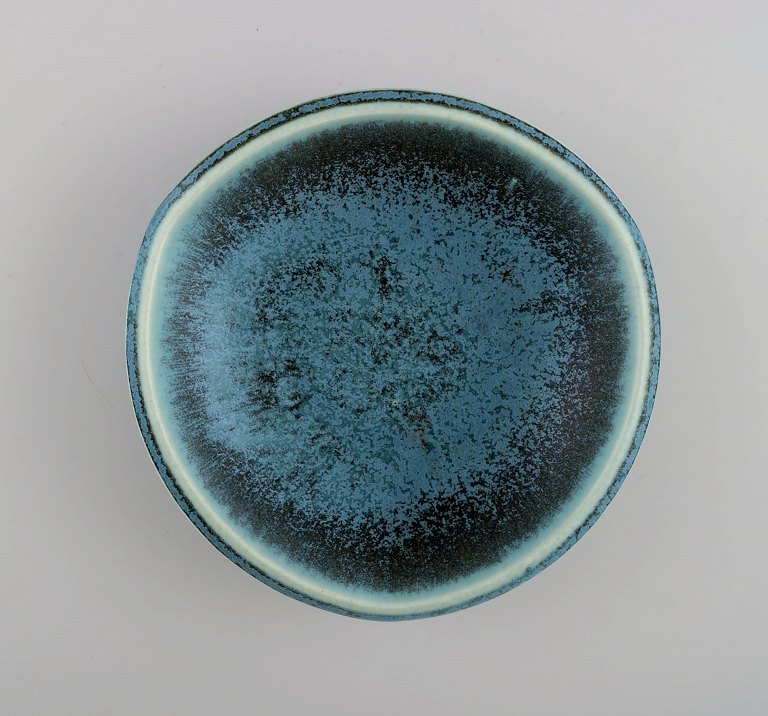 Berndt Friberg (1899-1981) for Gustavsberg. Selecta bowl in glazed ceramics. 
Beautiful glaze in turquoise shades. 1960s.
