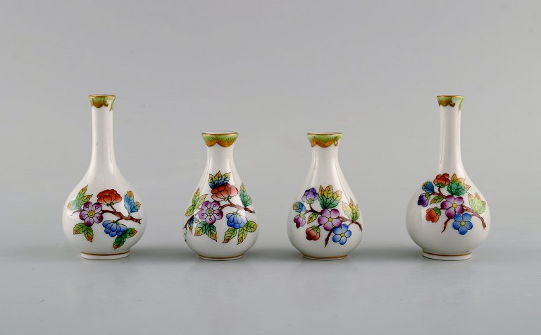 Fire Herend porcelænsvaser med håndmalede blomster og sommerfugle. Midt 
1900-tallet.
