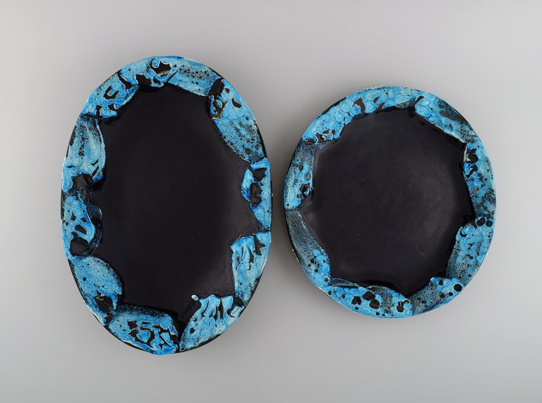 Fransk keramiker. To serveringsfade i glaseret stentøj. Smuk glasur i azurblå 
nuancer. Unika keramik af høj kvalitet. Midt 1900-tallet. 
