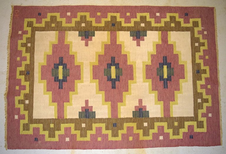 Swedish textile designer. Large hand-woven RÖLAKAN rug in pure wool with 
geometric fields and clean lines. Mid-20th century.
