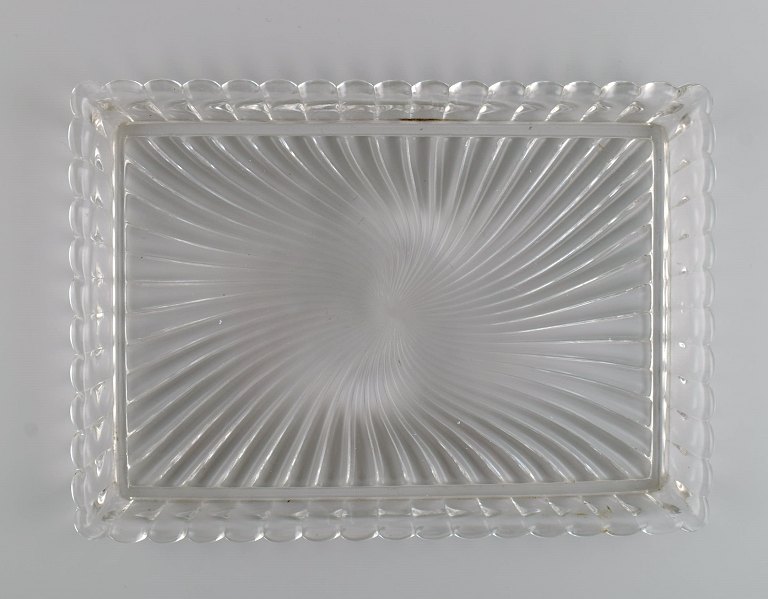 Baccarat, Frankrig. Art deco serveringsfad i klart kunstglas. 1930/40