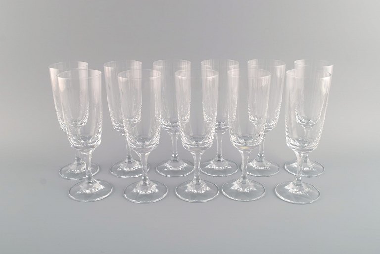 11 René Lalique Chenonceaux champagne flutes in clear mouth-blown crystal glass. 
Mid-20th century.
