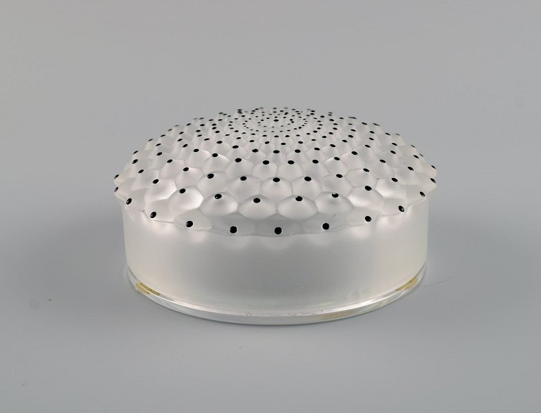 Lalique trinket box in frosted and clear art glass. Late 20th century.
